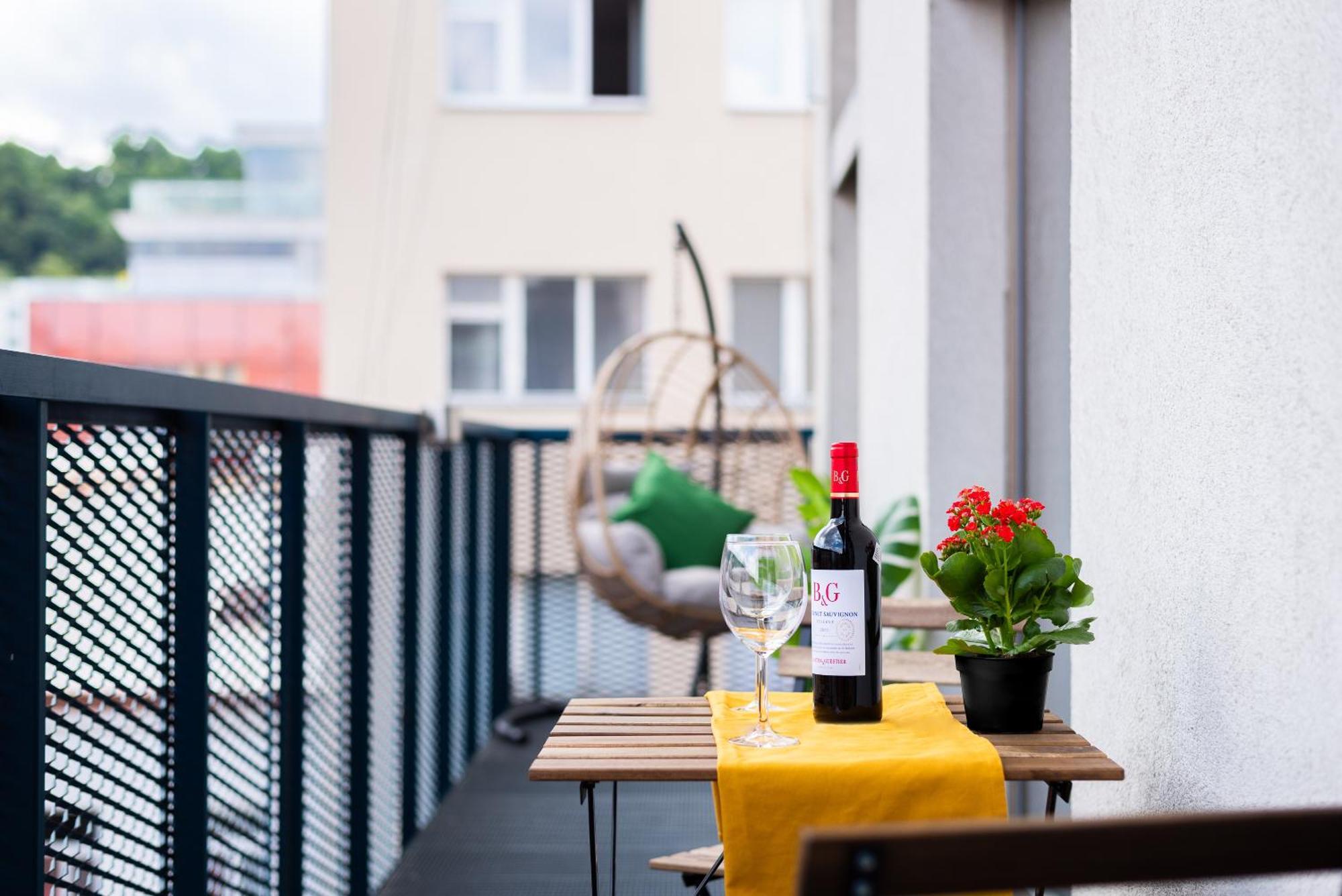 2-Level Apartments On Krizikova Near The Metro Praag Buitenkant foto