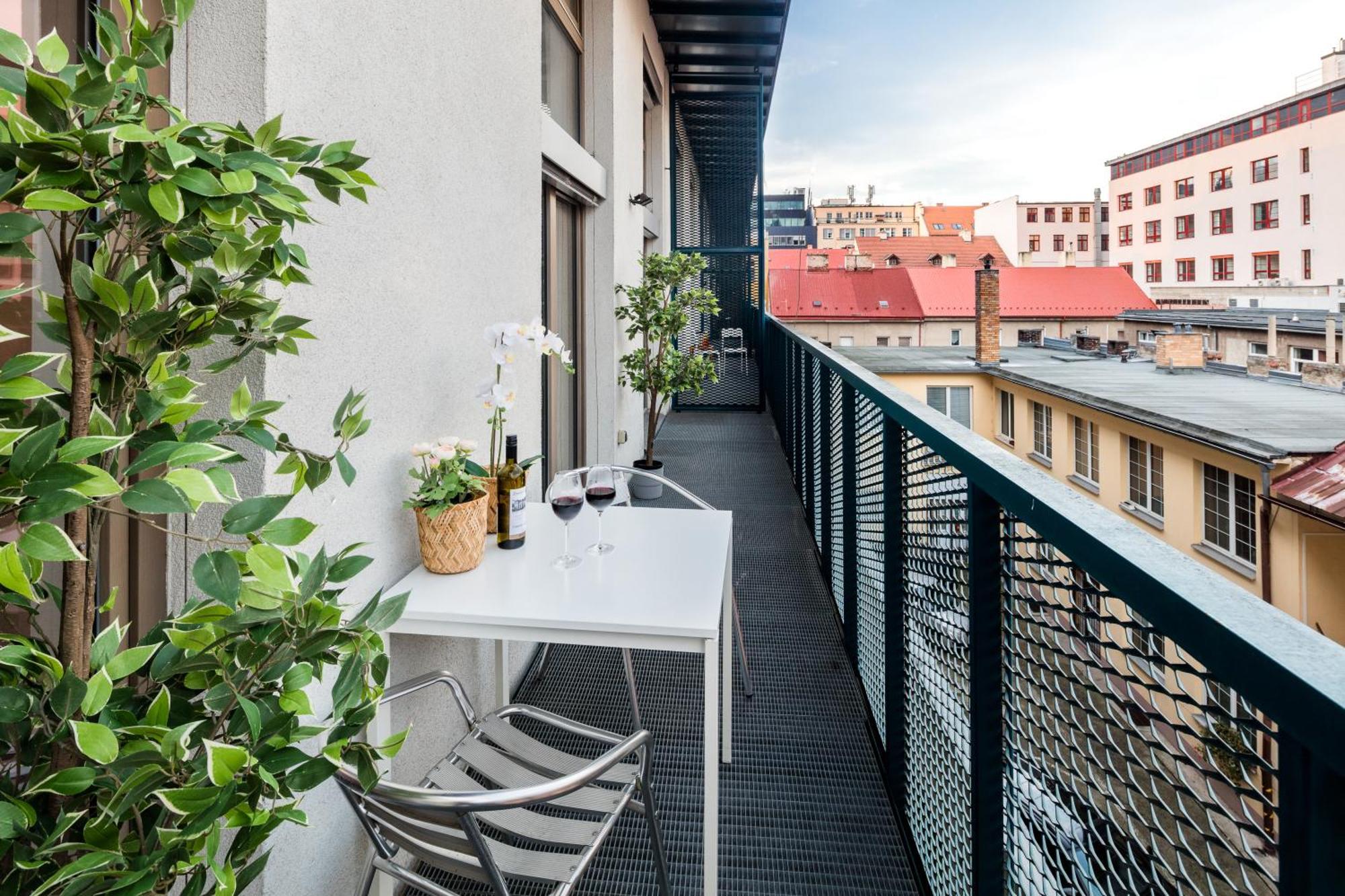 2-Level Apartments On Krizikova Near The Metro Praag Buitenkant foto