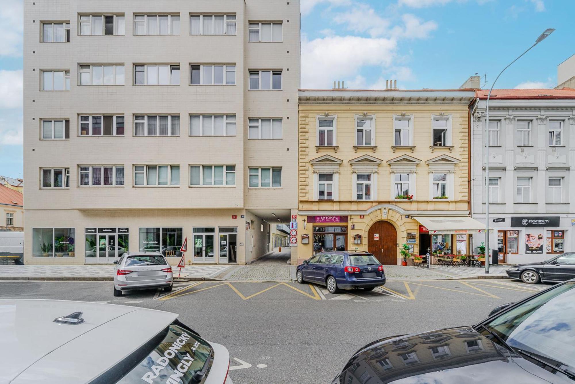 2-Level Apartments On Krizikova Near The Metro Praag Buitenkant foto